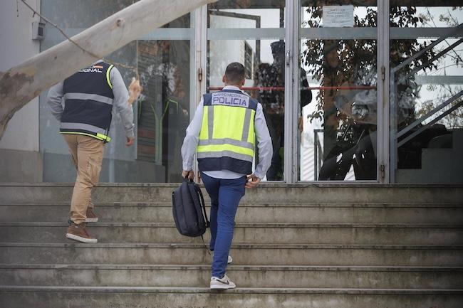 Agentes de la Unidad de Delincuencia Económica y Fiscal (Udef) de la Policía Nacional en las dependencias de la Policía Local de Granada el pasado 18 de febrero.