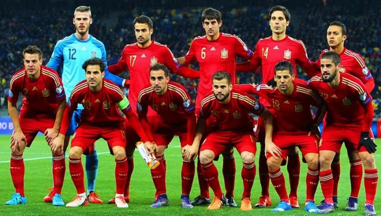 Alineación que formó España ante un partido contra Ucrania en 2015.