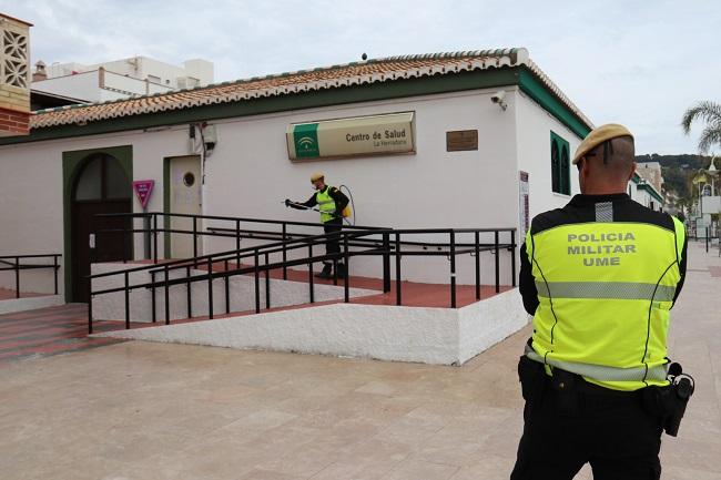 Militares de la UME durante las tareas de desinfección del entorno del centro de salud de La Herradura.