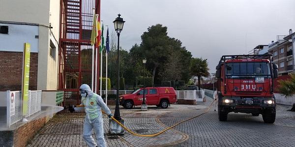 Efectivos de la UME en labores de desinfección de la residencia.