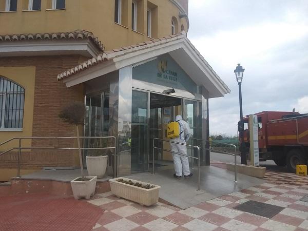 La UME, durante las tareas de desinfección en la residencia de Cájar.