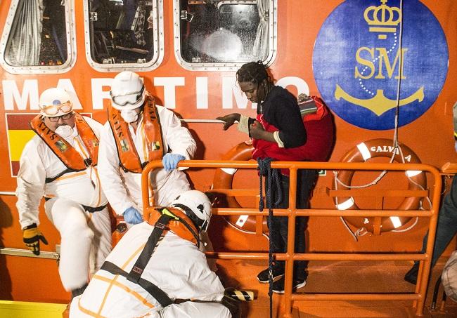 Una mujer portando a su bebé, en la Salvamar Hamal.