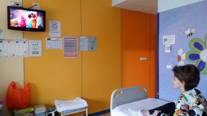 Una niña hospitalizada disfruta de la película.