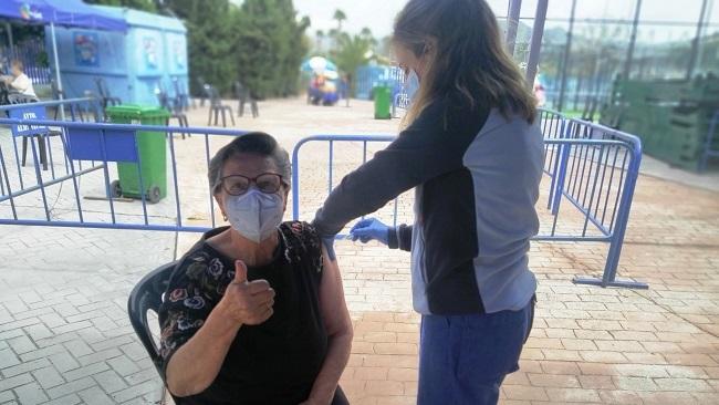 Imagen de una vecina de Almuñécar al recibir la vacuna en el Francisco Bonet.