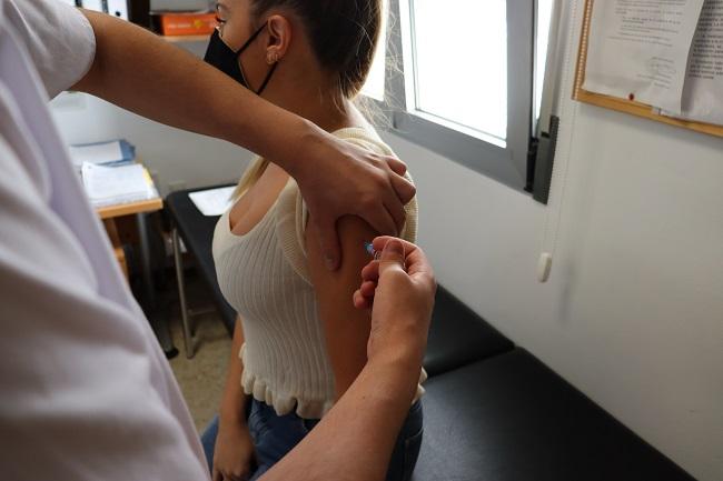 Una viajera recibe una vacuna en el HVN.