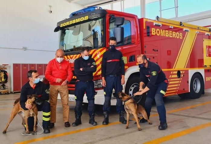 Los Bomberos incorporan dos perros para el rescate.