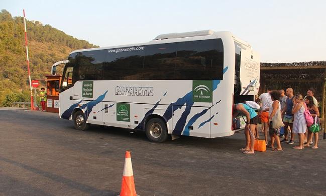 Uno de los autobuses que llevan a bañistas a Cantarriján.
