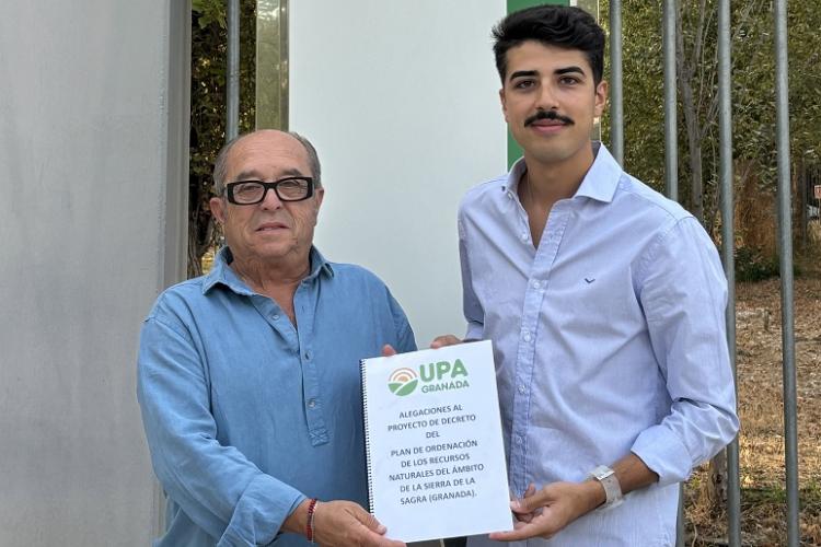 Presentación del documento de alegaciones ante la sede de la Junta.