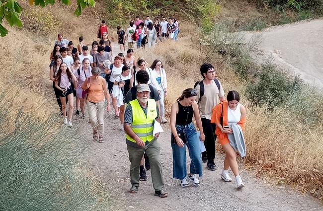 Los estudiantes, con Paco Vigueras, durante la ruta del 'Último Paseo'.