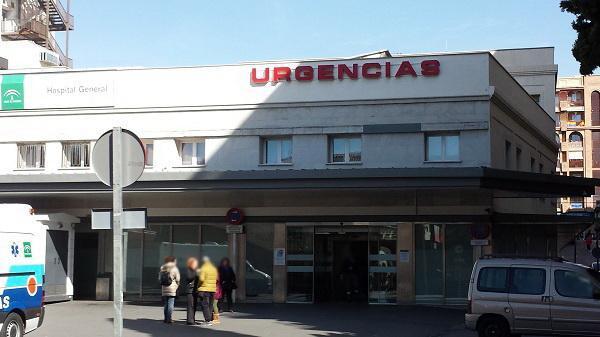 Entrada de las urgencias del Virgen de las Nieves, donde se produzco la agresión.