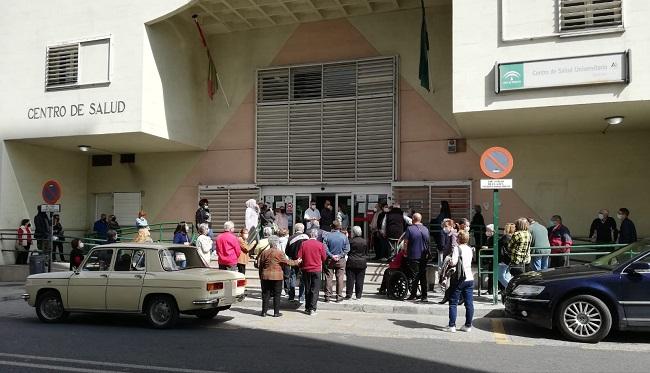 Espera para la vacunación en el Centro de Salud del Zaidín Sur.