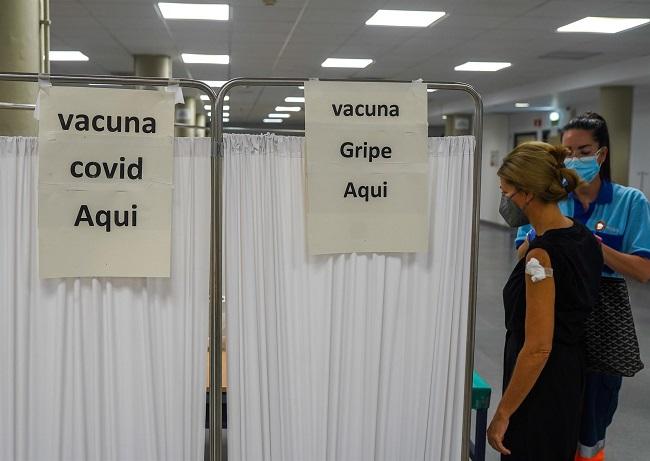 Imagen de archivo de la anterior campaña de vacunación para Covid y gripe.