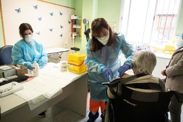 Imagen de archivo del proceso de vacunación en el centro de salud de Armilla.