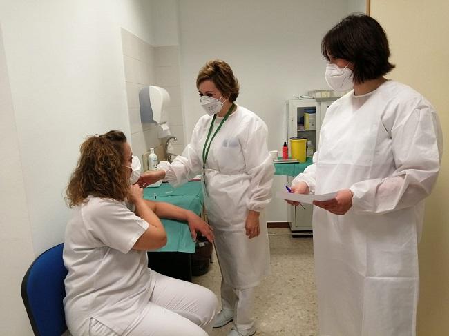 Vacunación en el Hospital Virgen de las Nieves.