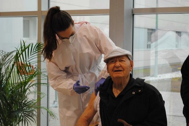 Vacunación en la Residencia Santiago Carrillo de Maracena.