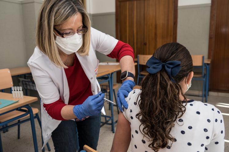 Una enfermera administra la dosis a una niña en el CEIP Fuentenueva de la capital. 