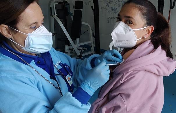 Vacunación de una profesional de Ayuda a Domicilio en Almuñécar.
