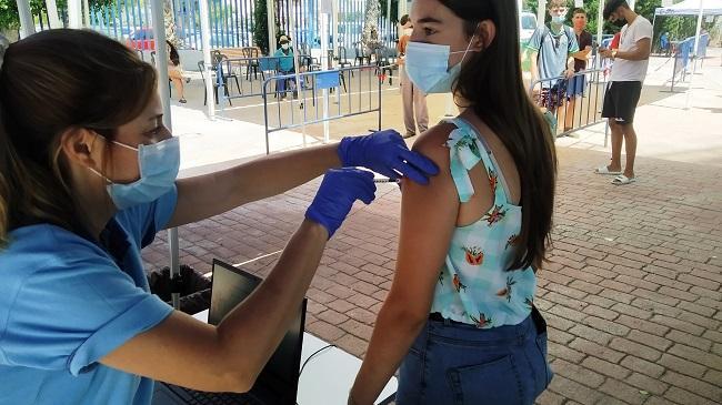 Vacunación a una joven menor de 20 años en Almuñécar.