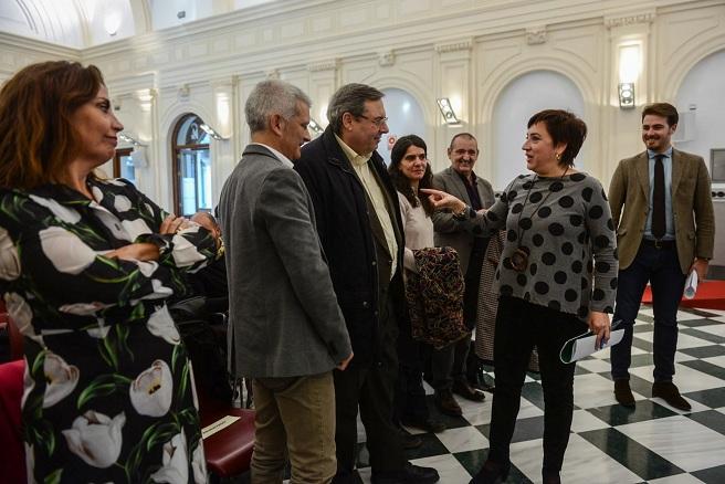 Un momento de la reunión con colectivos e instituciones.