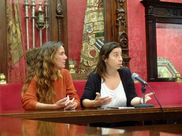 Las concejalas Marta Gutiérrez y Pilar Rivas. 