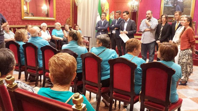 El alcalde y los representantes de los grupos informan a los vecinos de la decisión municipal.