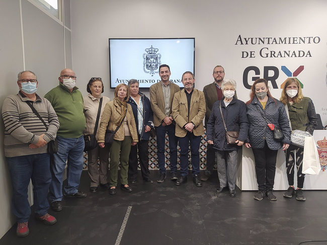 Vecinos y vecinas de Santa Adelan, junto a Miguel Ángel Fernández Madrid y Eduardo Castillo.