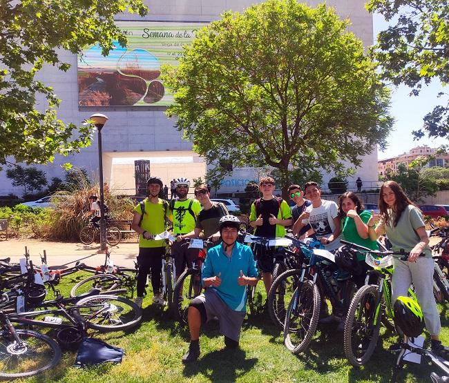 Participantes de la ruta ciloturita en defensa de la Vega, a la llegada al Centro Cultural CajaGranada.