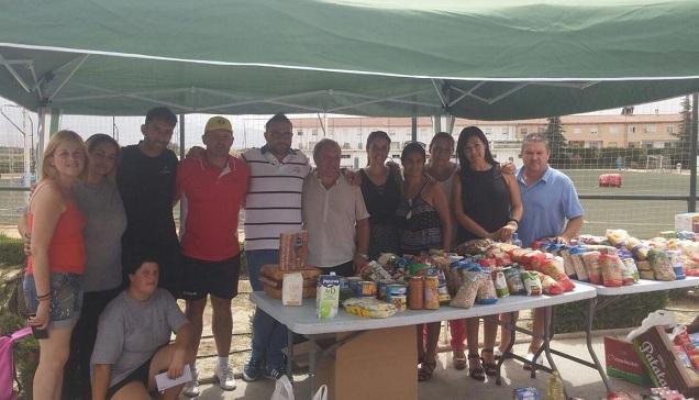 Autoridades y organizadores, con parte de los alimentos recogidos. 