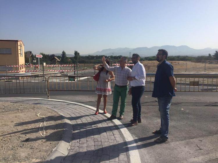 Responsables municipales visitan las obras de la rotonda.