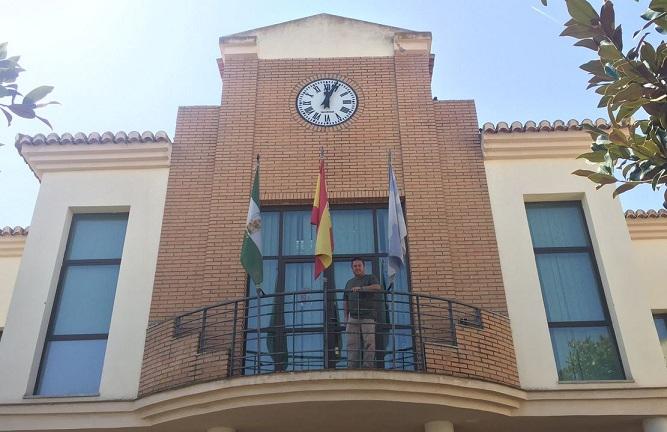 El concejal de Patrimonio, bajo el reloj municipal.