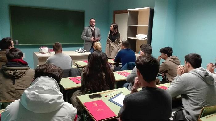 El alcalde y la concejala de Educación se dirigen a los jóvenes que están preparando el B1.