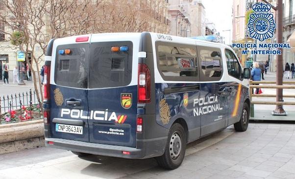 Vehículo policial en Puerta Real. 