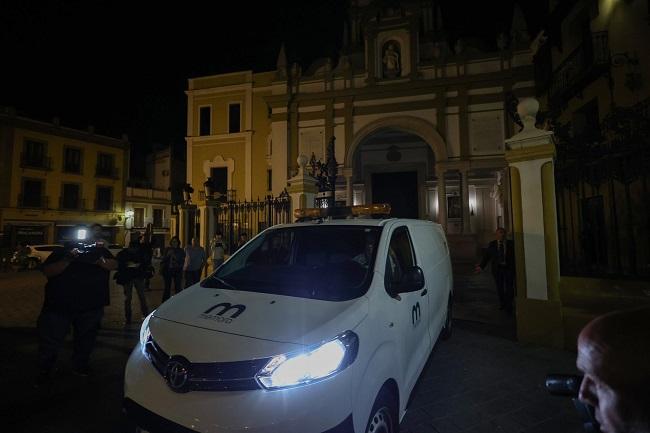 El vehículo de la funeraria sale de la basílica tras concluir la exhumación del golpista Queipo de Llano.