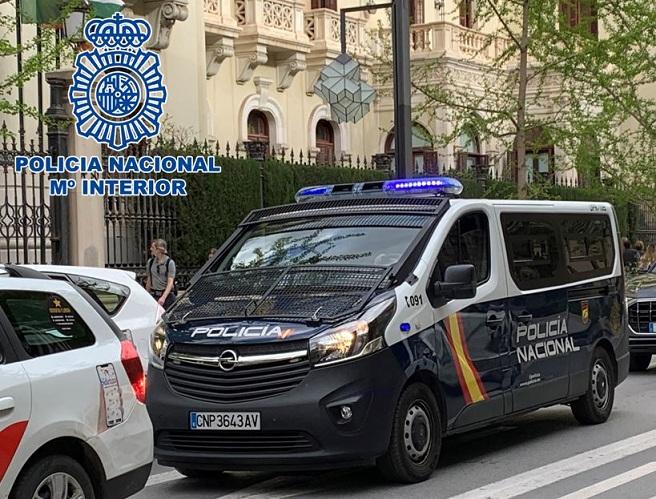 Vehículo policial en la puerta de la Subdelegación del Gobierno. 