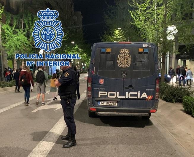 Vehículo policial en la Gran Vía. 