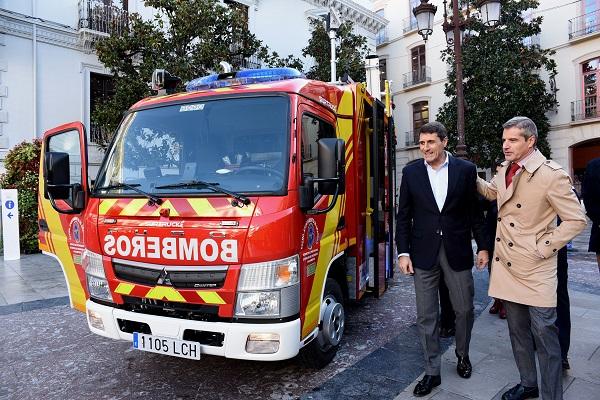 Pedro Fernández y César Díaz, en la presentación de los vehículos en Plaza del Carmen.