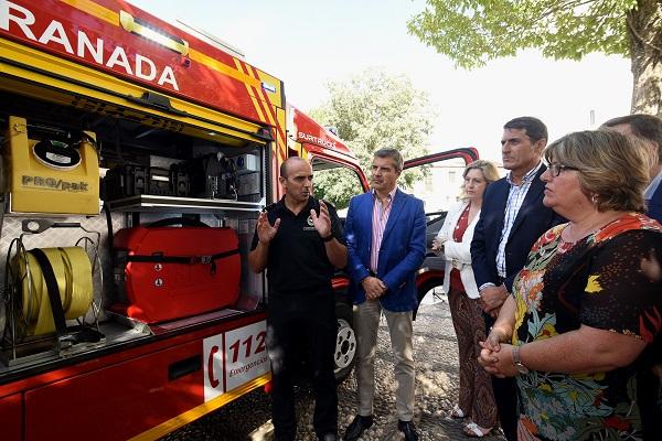 El jefe de Bomberos de Granada explica las características de los vehículos.