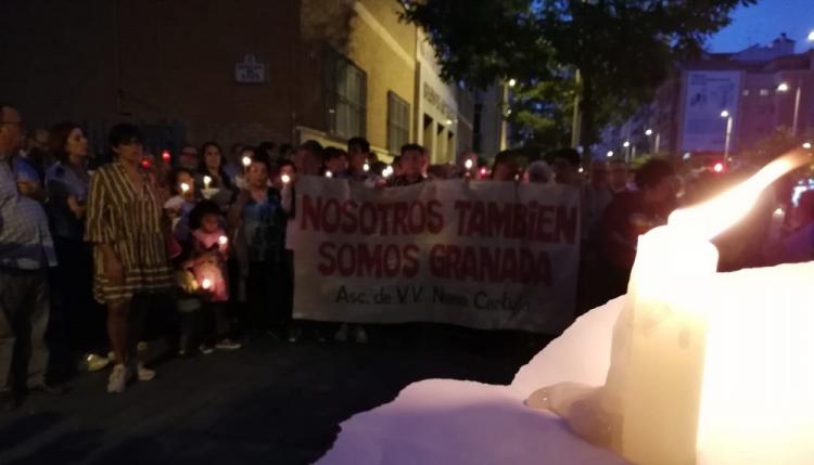 La concentración, con velas, se ha desarrollado a las puertas de los franciscanos, que acogen el encierro solidario.