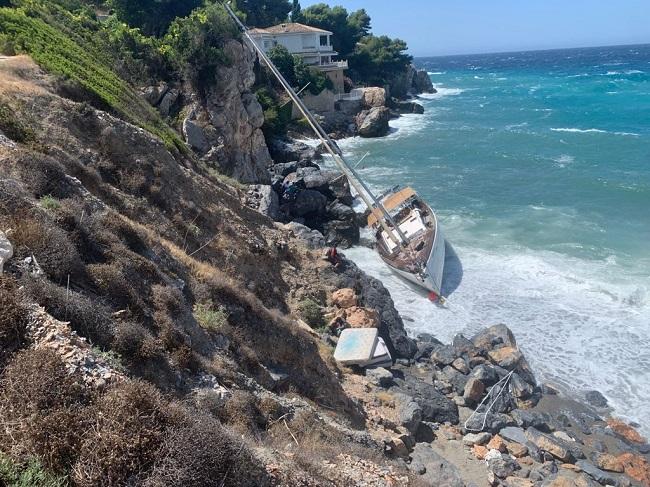 Imagen del velero encallado en La Herradura. 