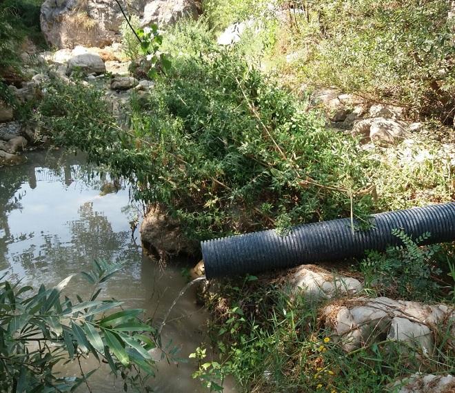 Uno de los vertidos al río Velillos. 