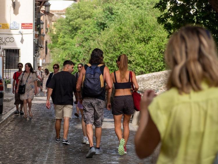 Turistas por la Carrera del Darro, una de las calles donde mejor se soportan las altas temperaturas en Granada. 