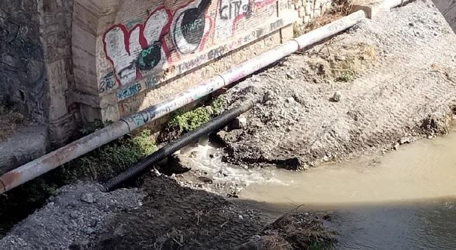Imagen con la rotura de la tubería bajo el puente.