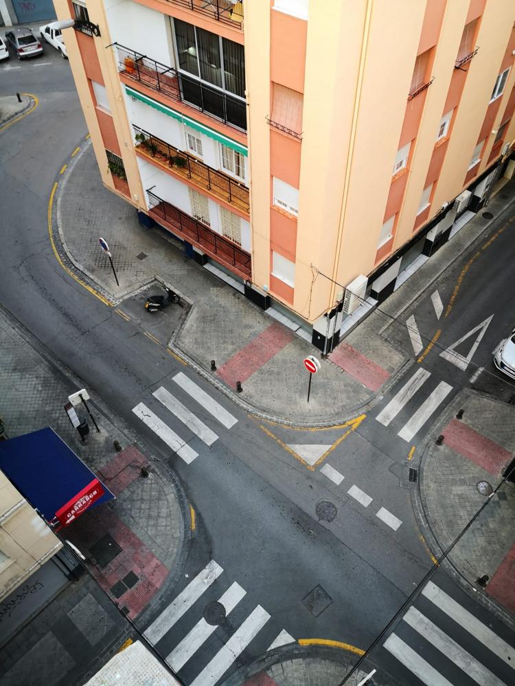 Impactante imagen de un cruce de calles vacío durante el confinamiento.