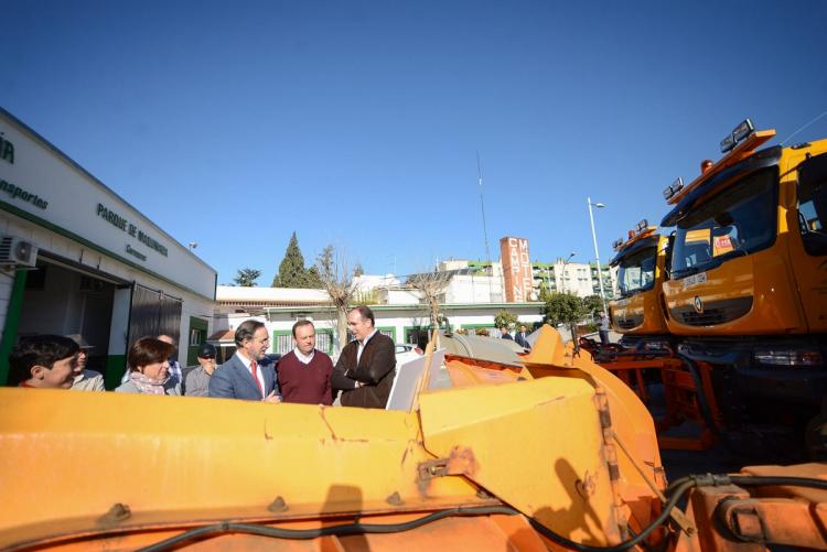 El consejero de Fomento en una reciente visita al parque de maquinaria de Granada.