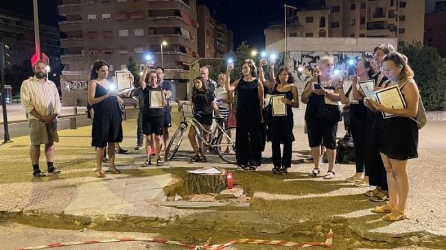 Vigilia por los árboles talados, el jueves pasado por la noche en Arabial.