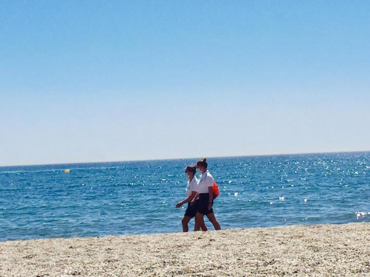 Dos vigilantes en una playa andaluza.