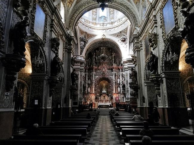 Imagen del interior de la Basílica de la Virgen de las Angustias.