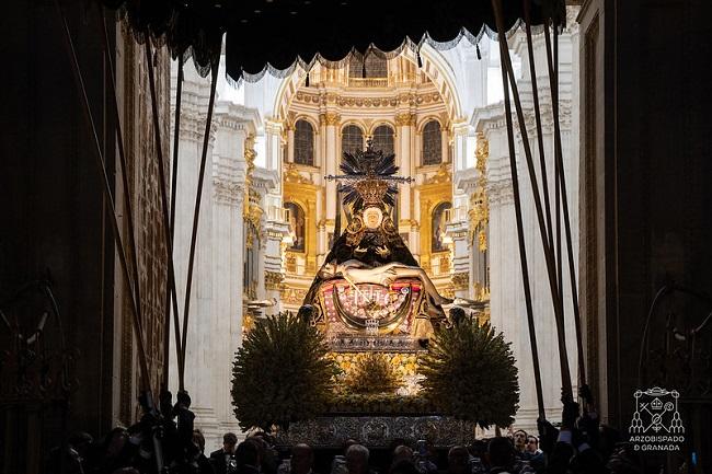 Bella imagen de la Virgen de las Angustias a su salida de la Catedral de Granada.