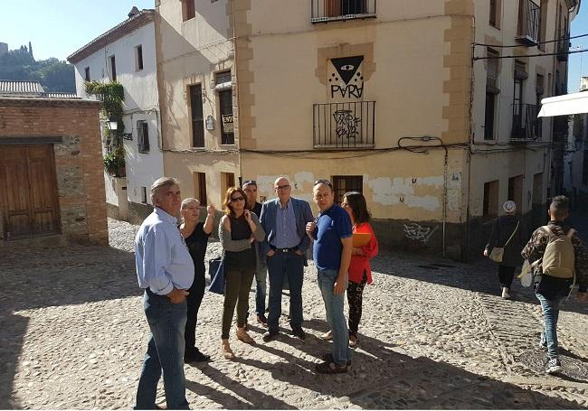 Los ediles de Cs en su visita al Albaicín.