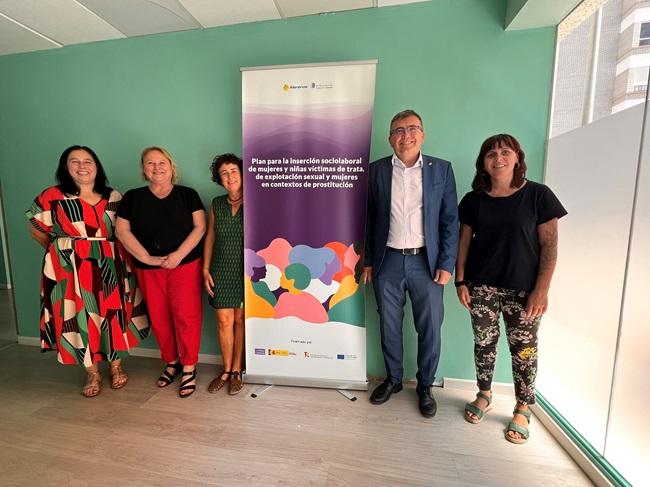 Visita del subdelegado del Gobierno al Centro de Atención Social de la Fundación Amaranta en Motril.